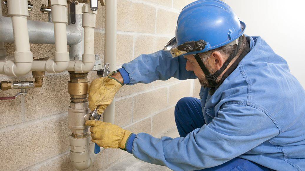 專業水電師傅進行維修